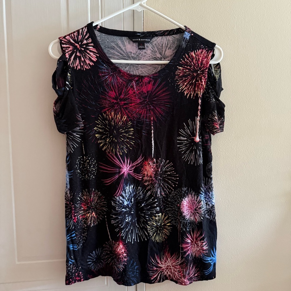 Rock & Republic Black Fireworks cutout details on Shoulder T-shirt Size Small‎